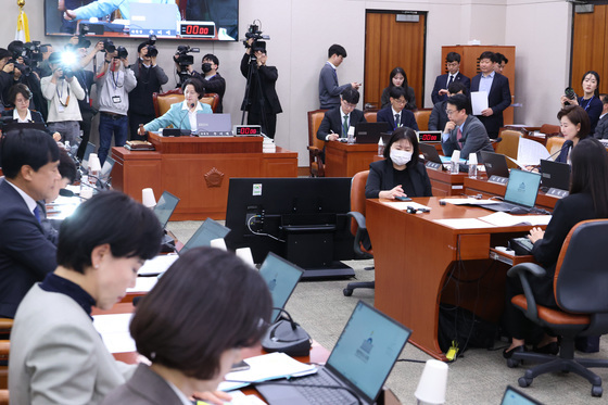 의사봉 두드리는 추미애 위원장