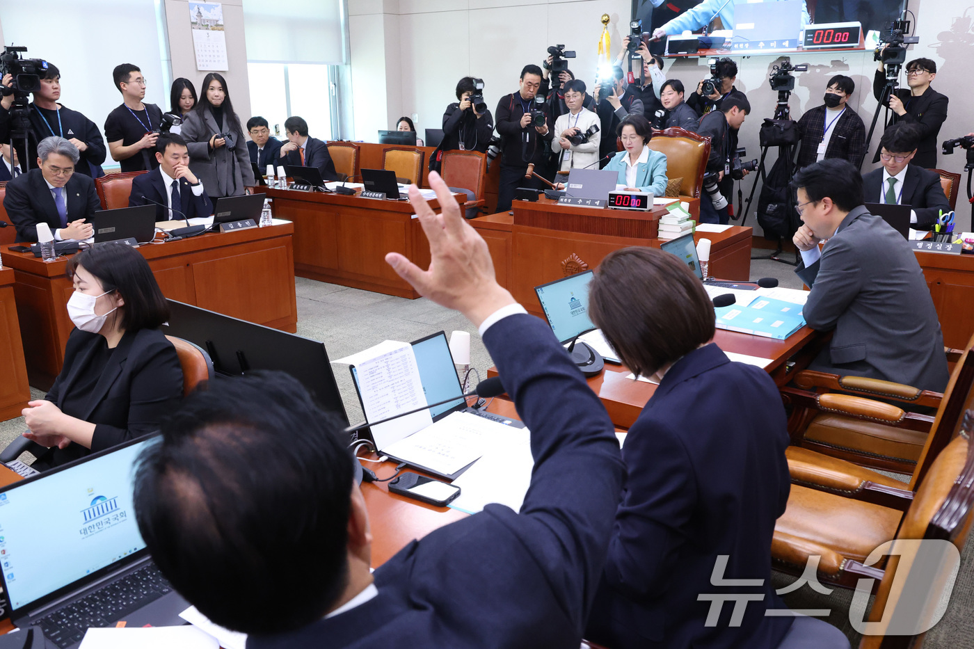 (서울=뉴스1) 신웅수 기자 = 추미애 위원장이 18일 서울 여의도 국회에서 열린 법제사법위원회 전체회의에서 안건을 상정하고 있다. 2026.3.18/뉴스1