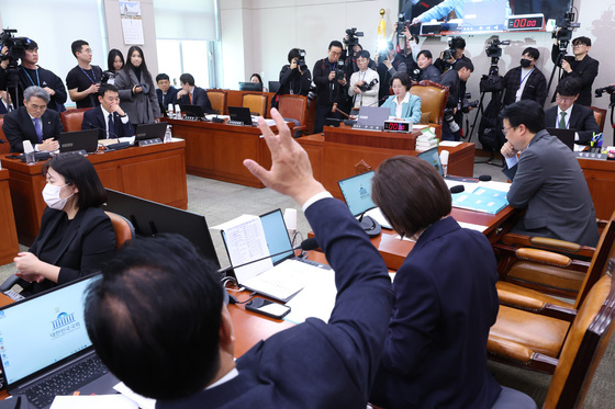 이의 속 안건 상정하는 추미애 위원장