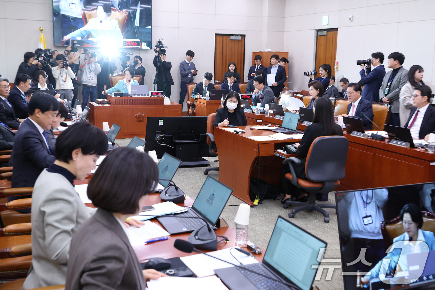 (서울=뉴스1) 신웅수 기자 = 추미애 위원장이 18일 서울 여의도 국회에서 열린 법제사법위원회 전체회의에서 안건을 상정하고 있다. 2026.3.18/뉴스1