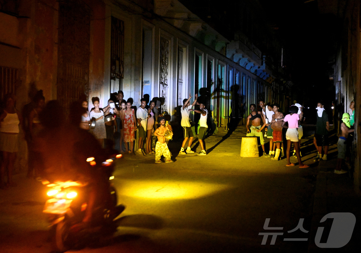 (아바나 로이터=뉴스1) 권영미 기자 = 쿠바 아바나에 대규모 정전 사태가 발생한 가운데 쿠바 시민들이 거리에 모여 있는 모습. 2026.03.16.ⓒ 로이터=뉴스1