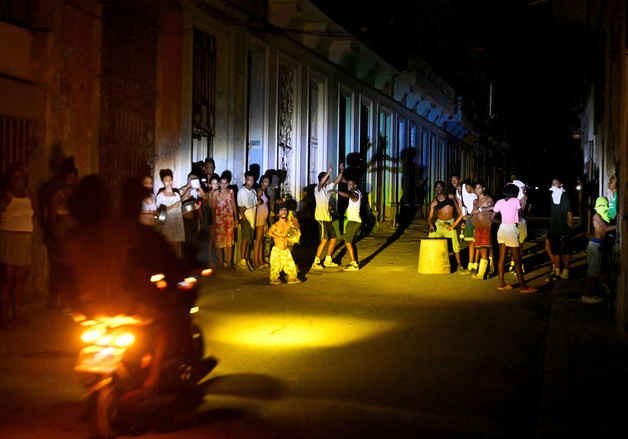 [포토] 정전 발생으로 거리 나온 쿠바 시민들