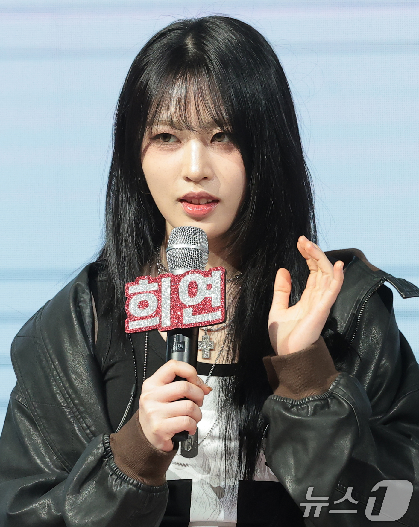 (서울=뉴스1) 권현진 기자 = 밴드 레이턴시 희연이 18일 오후 서울 마포구 상암 쇼킹케이팝센터에서 가진 데뷔 첫 앨범 '레이트 어클락'(LATE O'CLOCK) 쇼케이스에서 인 …