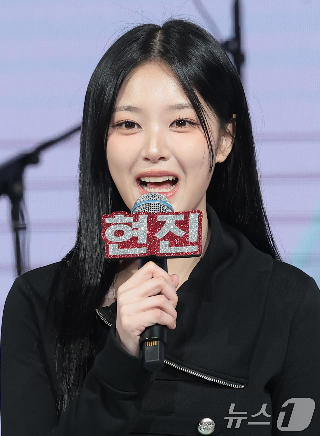 (서울=뉴스1) 권현진 기자 = 밴드 레이턴시 현진이 18일 오후 서울 마포구 상암 쇼킹케이팝센터에서 가진 데뷔 첫 앨범 '레이트 어클락'(LATE O'CLOCK) 쇼케이스에서 인 …