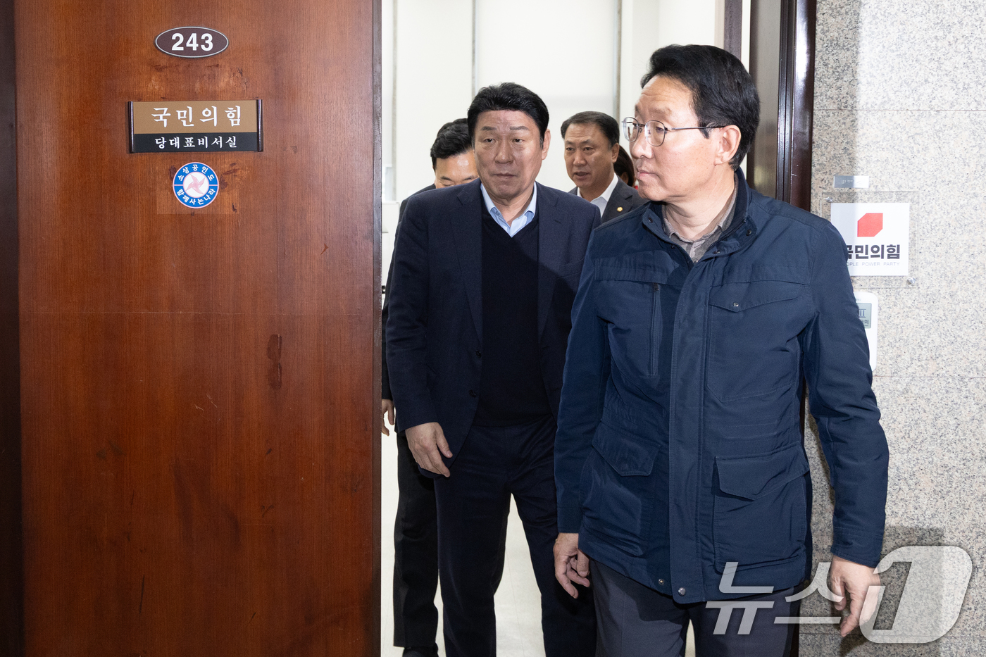 (서울=뉴스1) 이승배 기자 = 국민의힘 대구시 지역구 의원들이 18일 서울 여의도 국회에서 장동혁 대표와 면담을 마치고 대표실을 나오고 있다. 2026.3.18/뉴스1