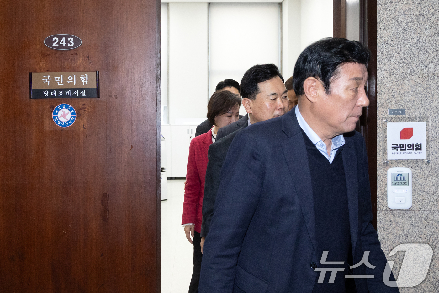 (서울=뉴스1) 이승배 기자 = 국민의힘 대구시 지역구 의원들이 18일 서울 여의도 국회에서 장동혁 대표와 면담을 마치고 대표실을 나오고 있다. 2026.3.18/뉴스1