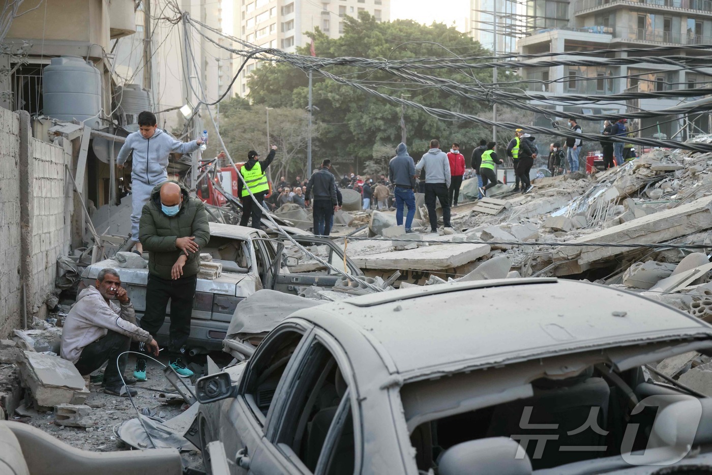 (베이루트 AFP=뉴스1) 권영미 기자 = 18일 레바논 베이루트 바슈라 지역에서 이스라엘 공습으로 폐허가 된 현장을 사람들이 바라보고 있다. 2026.03.18.ⓒ AFP=뉴스1 …