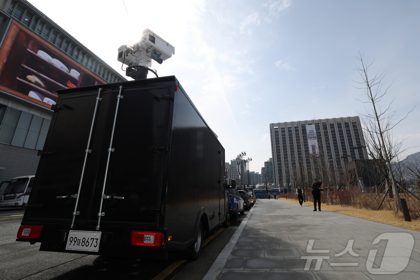 (서울=뉴스1) 최지환 기자 = 18일 오후 경찰특공대원이 방탄소년단(BTS) 공연에 대비해 서울 종로구 광화문광장 인근에 세워진 안티드론차량에 탑승하고 있다. (공동취재) 202 …