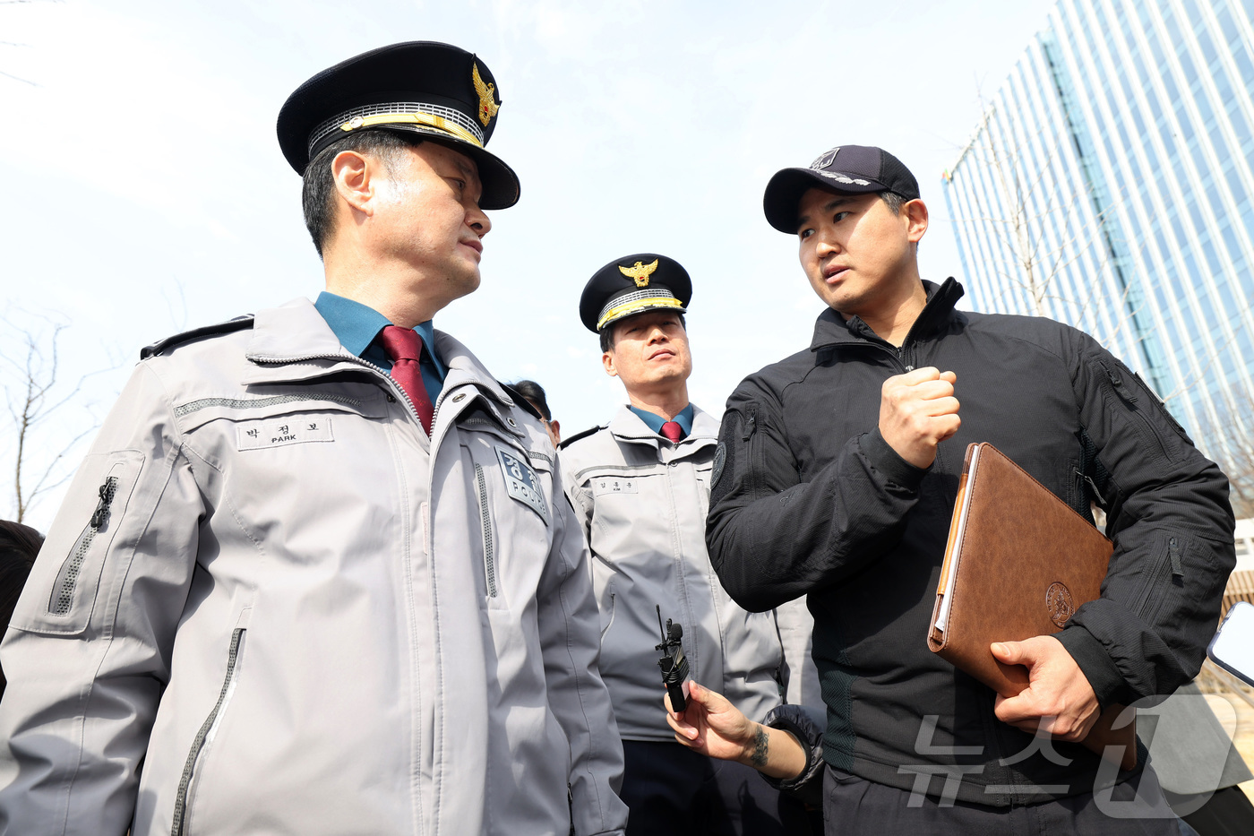 (서울=뉴스1) 최지환 기자 = 방탄소년단(BTS) 공연 관련 현장 점검에 나선 박정보 서울경찰청장(맨 왼쪽)이 18일 오후 서울 종로구 광화문광장 인근에서 경찰특공대의 안티드론차 …