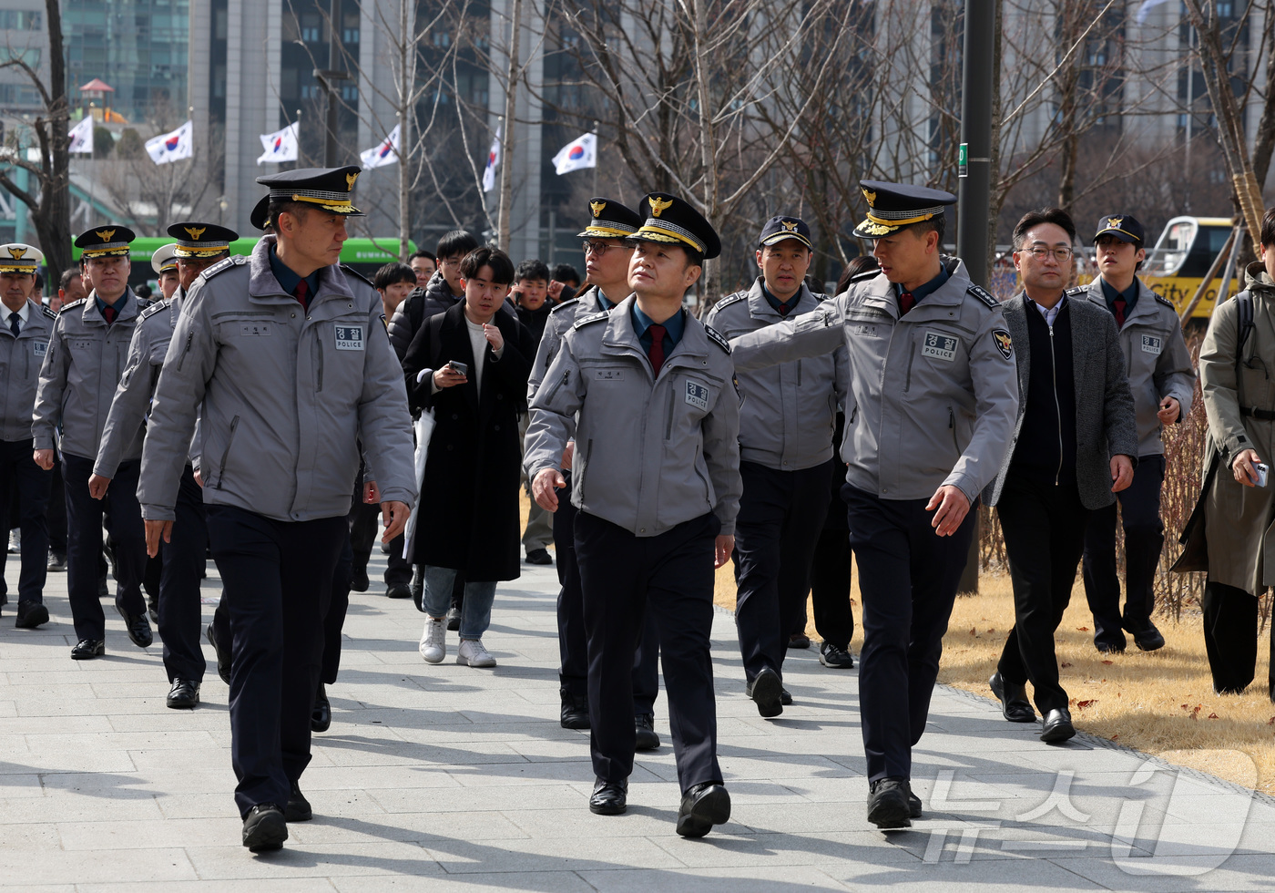 (서울=뉴스1) 최지환 기자 = 박정보 서울경찰청장이 18일 BTS 공연 무대 설치중인 서울 광화문 광장을 찾아 현장 점검을 하고 있다. (공동취재) 2026.3.18/뉴스1