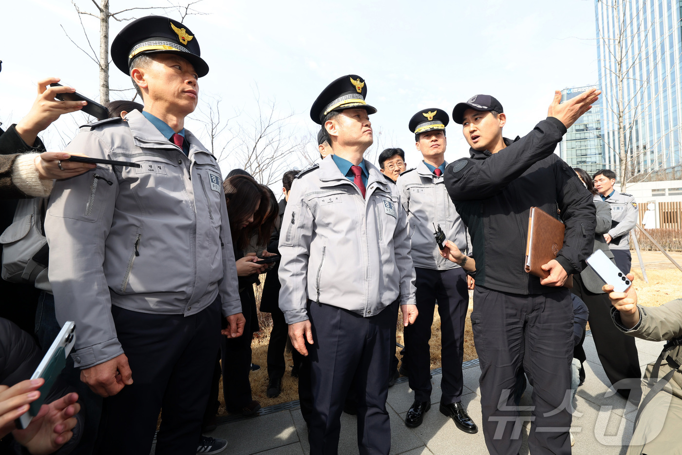 (서울=뉴스1) 최지환 기자 = 방탄소년단(BTS) 공연 관련 현장 점검에 나선 박정보 서울경찰청장(맨 왼쪽)이 18일 오후 서울 종로구 광화문광장 인근에서 경찰특공대의 안티드론차 …