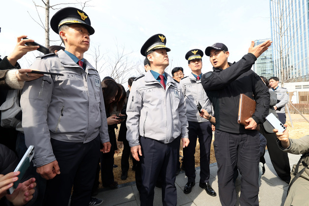 안티드론차량 설명 듣는 박정호 서울경찰청장