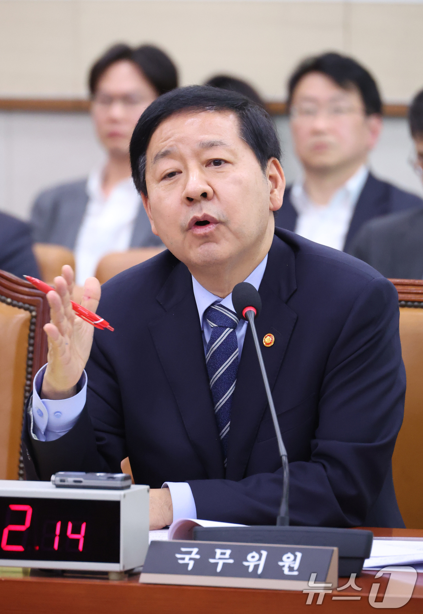 (서울=뉴스1) 신웅수 기자 = 구윤철 부총리 겸 재정경제부 장관이 18일 서울 여의도 국회에서 열린 법제사법위원회 전체회의에서 의원 질의에 답변하고 있다. 2026.3.18/뉴스 …