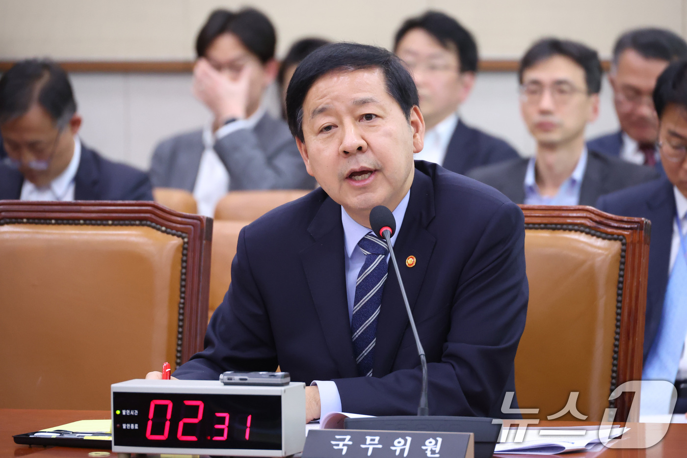 (서울=뉴스1) 신웅수 기자 = 구윤철 부총리 겸 재정경제부 장관이 18일 서울 여의도 국회에서 열린 법제사법위원회 전체회의에서 의원 질의에 답변하고 있다. 2026.3.18/뉴스 …