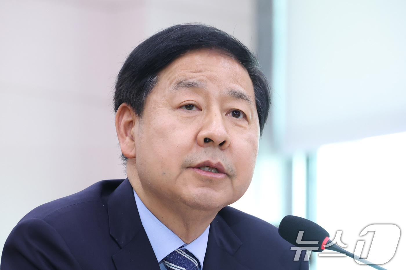 (서울=뉴스1) 신웅수 기자 = 구윤철 부총리 겸 재정경제부 장관이 18일 서울 여의도 국회에서 열린 법제사법위원회 전체회의에서 의원 질의에 답변하고 있다. 2026.3.18/뉴스 …