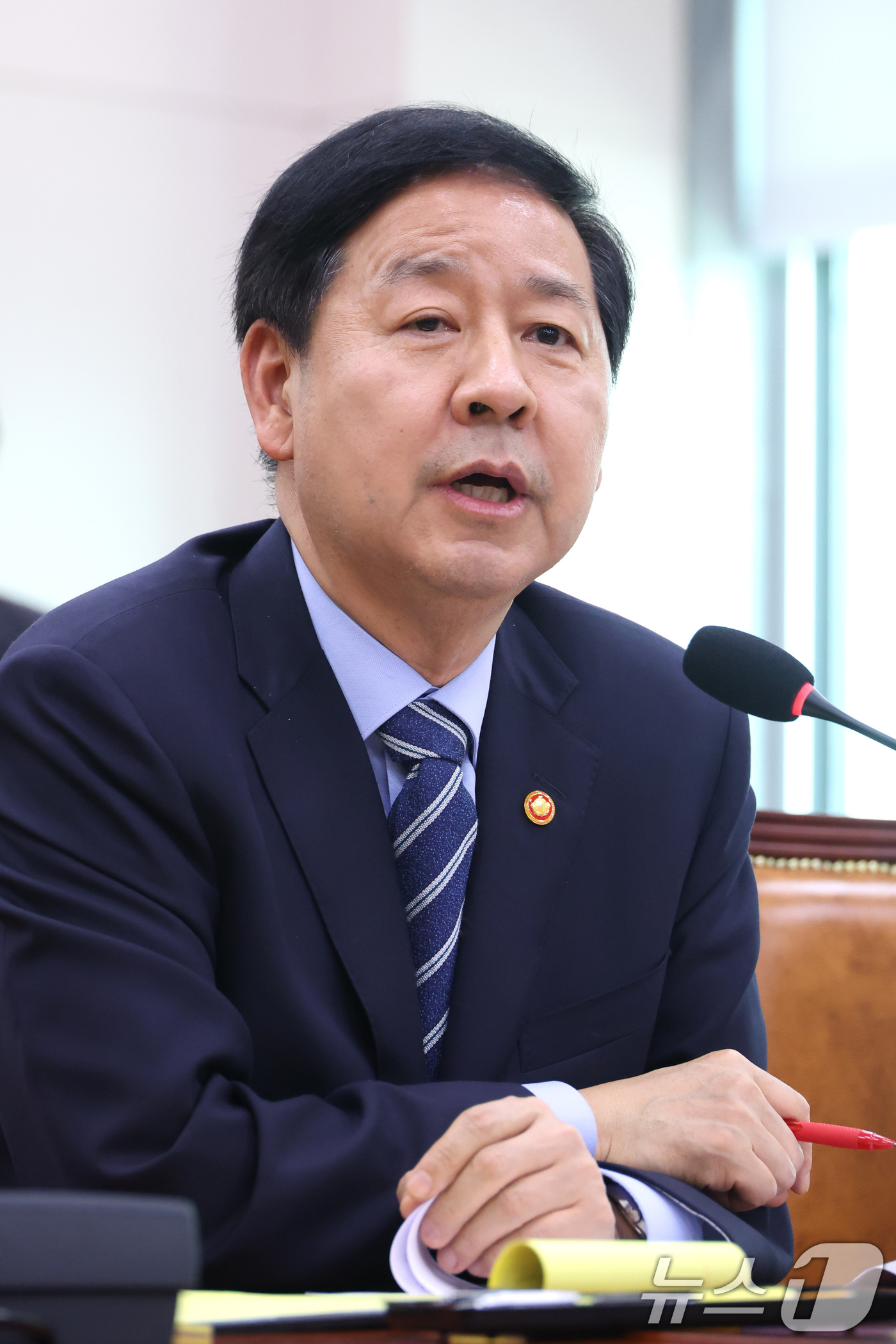 (서울=뉴스1) 신웅수 기자 = 구윤철 부총리 겸 재정경제부 장관이 18일 서울 여의도 국회에서 열린 법제사법위원회 전체회의에서 의원 질의에 답변하고 있다. 2026.3.18/뉴스 …