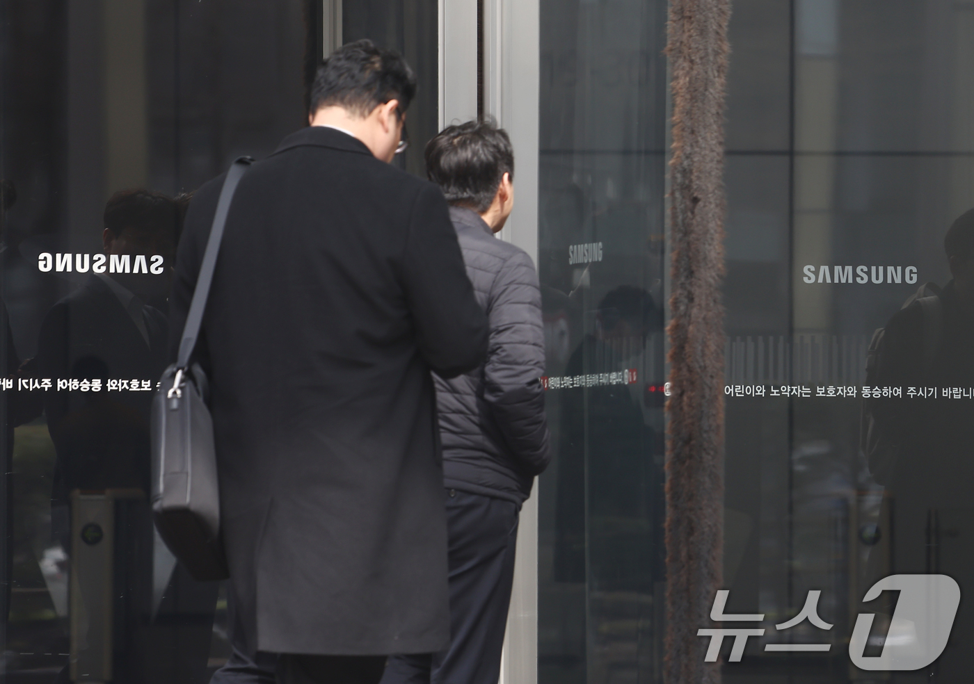 (서울=뉴스1) 김민지 기자 = 삼성전자 노조가 5월 총파업에 돌입한다.18일 삼성전자 노조 2개 단체(초기업노동조합 삼성전자지부노조·전국삼성전자노조)에 따르면 이날 전체 조합원을 …