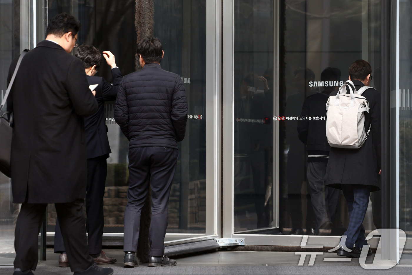 (서울=뉴스1) 김민지 기자 = 삼성전자 노조가 5월 총파업에 돌입한다.18일 삼성전자 노조 2개 단체(초기업노동조합 삼성전자지부노조·전국삼성전자노조)에 따르면 이날 전체 조합원을 …