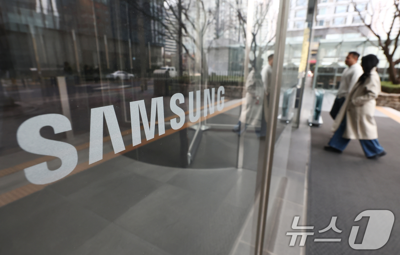 (서울=뉴스1) 김민지 기자 = 삼성전자 노조가 5월 총파업에 돌입한다.18일 삼성전자 노조 2개 단체(초기업노동조합 삼성전자지부노조·전국삼성전자노조)에 따르면 이날 전체 조합원을 …