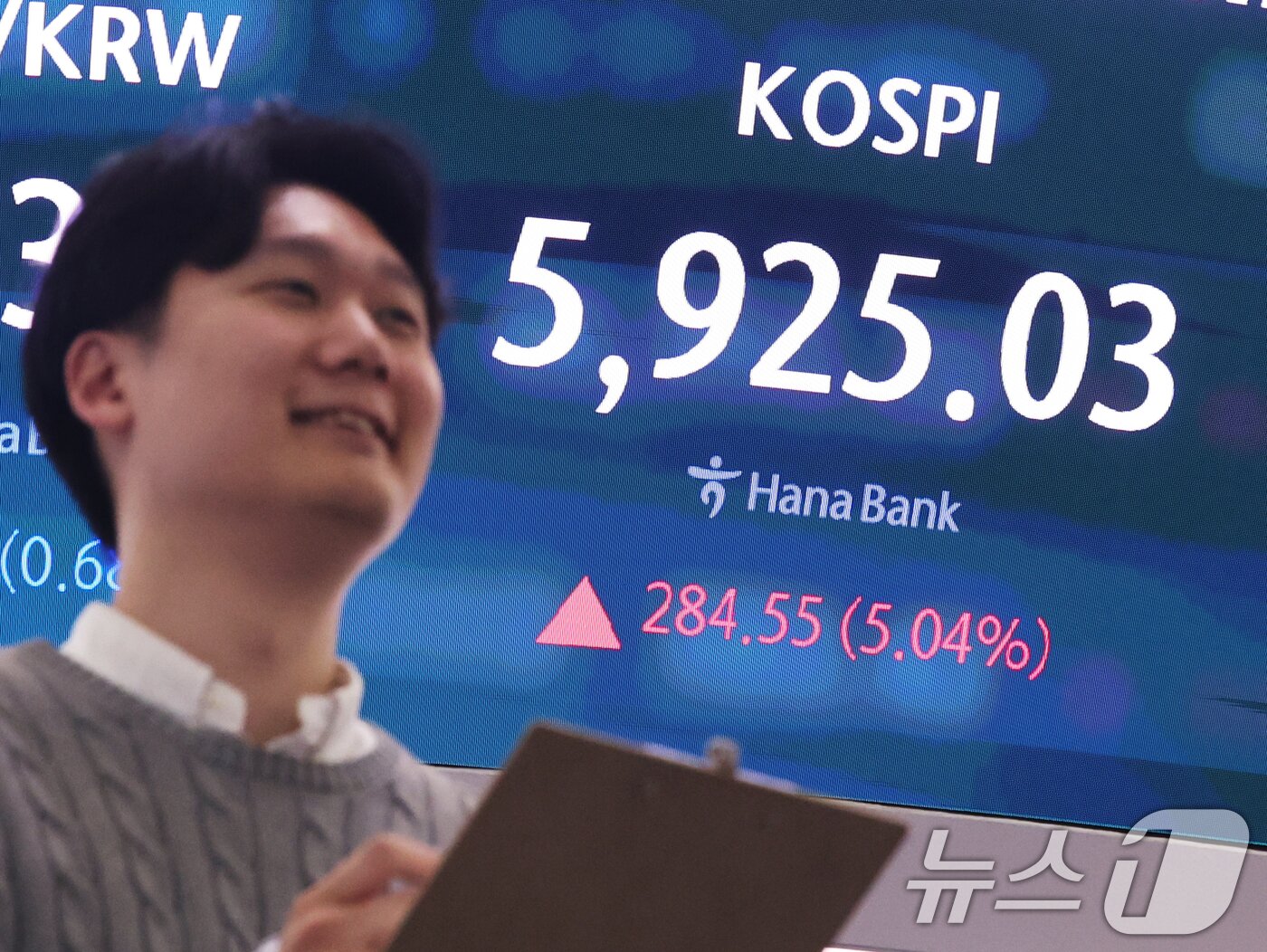 본문 이미지 - 18일 오후 서울 중구 하나은행 본점 딜링룸 전광판에 종가가 표시되고 있다.  2026.3.18 ⓒ 뉴스1 황기선 기자