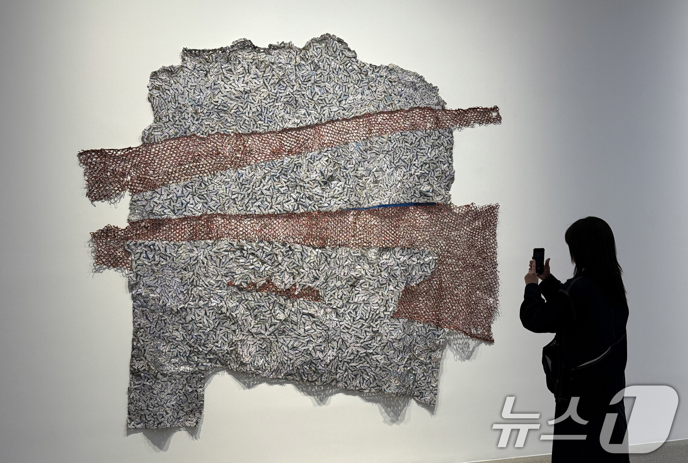 (서울=뉴스1) 박지혜 기자 = 18일 서울 강남구 화이트 큐브 서울에서 열린 세계적인 설치미술가 엘 아나추이의 개인전 'LuwVor'에서 관람객이 작품을 살펴보고 있다.화이트 큐 …