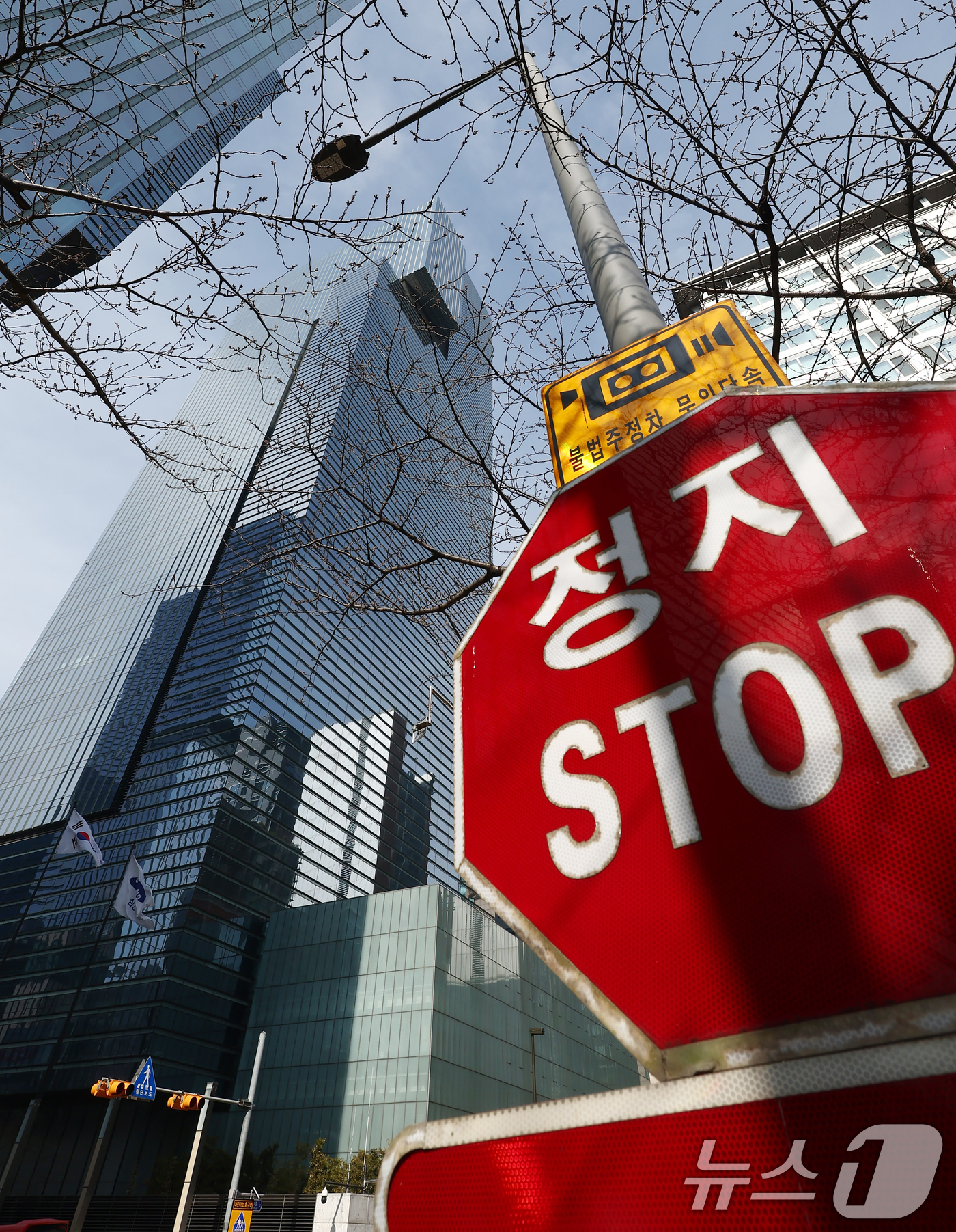 (서울=뉴스1) 김민지 기자 = 삼성전자 노조가 5월 총파업에 돌입한다.18일 삼성전자 노조 2개 단체(초기업노동조합 삼성전자지부노조·전국삼성전자노조)에 따르면 이날 전체 조합원을 …