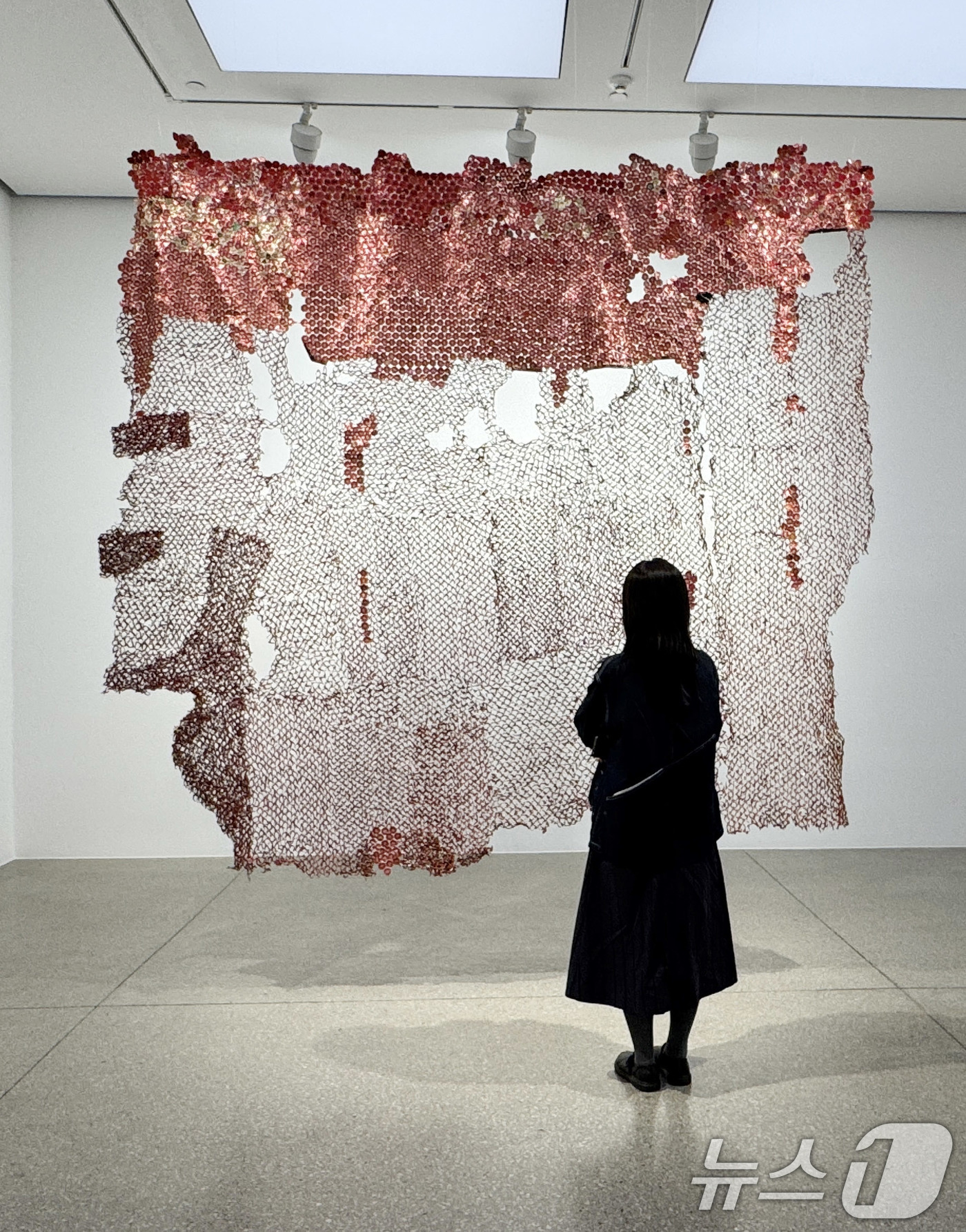 (서울=뉴스1) 박지혜 기자 = 18일 서울 강남구 화이트 큐브 서울에서 열린 세계적인 설치미술가 엘 아나추이의 개인전 'LuwVor'에서 관람객이 작품을 살펴보고 있다.화이트 큐 …