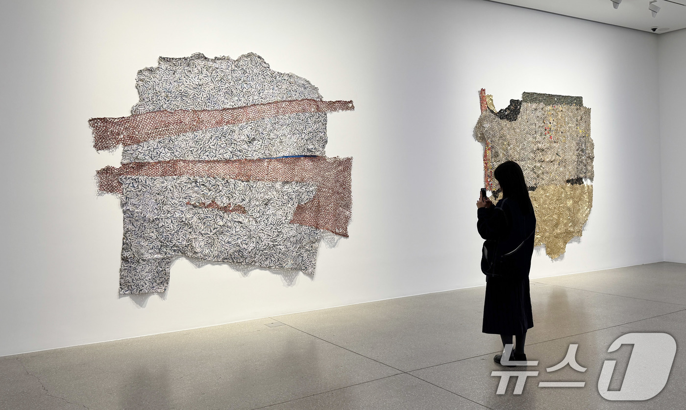 (서울=뉴스1) 박지혜 기자 = 18일 서울 강남구 화이트 큐브 서울에서 열린 세계적인 설치미술가 엘 아나추이의 개인전 'LuwVor'에서 관람객이 작품을 살펴보고 있다.화이트 큐 …