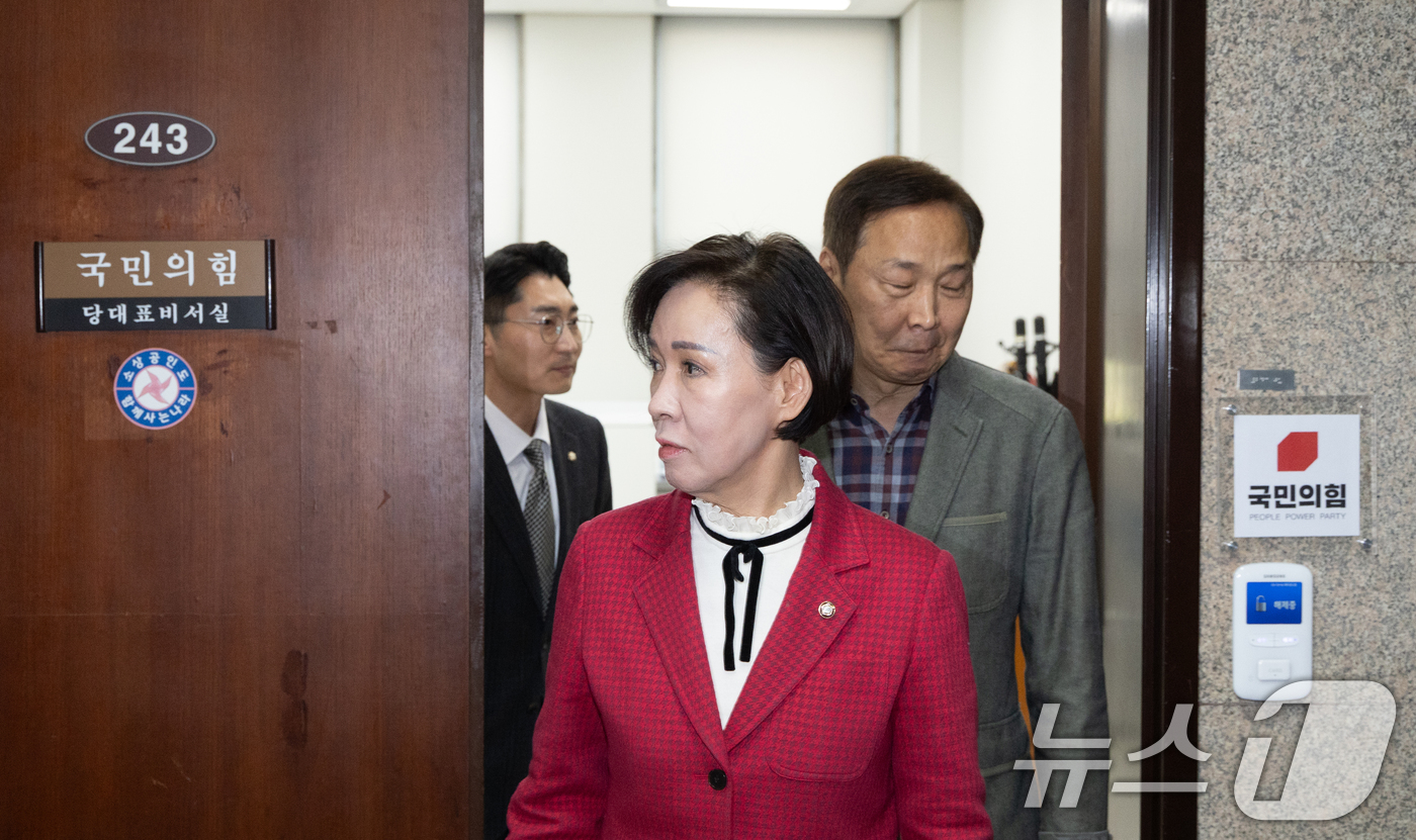 (서울=뉴스1) 이승배 기자 = 국민의힘 대구시 지역구 의원들이 18일 서울 여의도 국회에서 장동혁 대표와 면담을 마치고 대표실을 나오고 있다. 2026.3.18/뉴스1