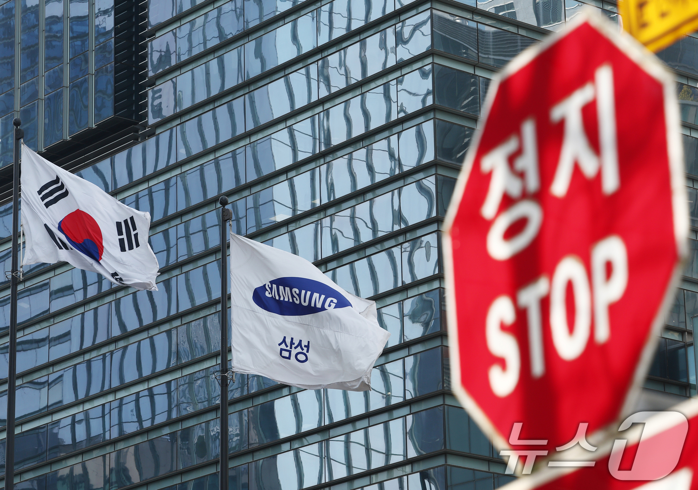 (서울=뉴스1) 김민지 기자 = 삼성전자 노조가 5월 총파업에 돌입한다.18일 삼성전자 노조 2개 단체(초기업노동조합 삼성전자지부노조·전국삼성전자노조)에 따르면 이날 전체 조합원을 …