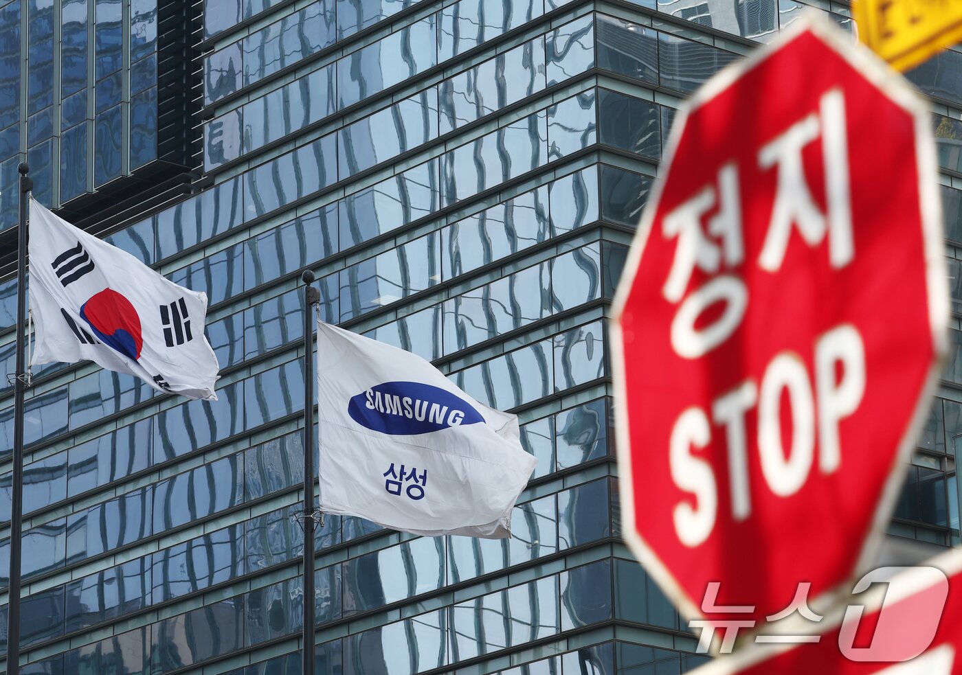 본문 이미지 - 삼성전자 노조가 5월 총파업에 돌입한다. 18일 삼성전자 노조 2개 단체(초기업노동조합 삼성전자지부노조·전국삼성전자노조)에 따르면 이날 전체 조합원을 대상으로 파업 찬반투표를 실시한 결과, 93.1%가 쟁의행위에 찬성했다고 밝혔다. 투표에는 재적 조합원 약 9만 명 중 73.5%인 6만6019명이 참여했다. 사진은 이날 오후 서울 서초구 삼성전자 사옥 모습. 2026.3.18 ⓒ 뉴스1 김민지 기자