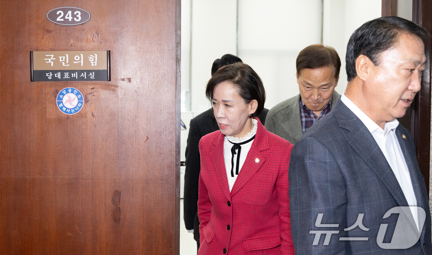 (서울=뉴스1) 이승배 기자 = 국민의힘 대구시 지역구 의원들이 18일 서울 여의도 국회에서 장동혁 대표와 면담을 마치고 대표실을 나오고 있다. 2026.3.18/뉴스1