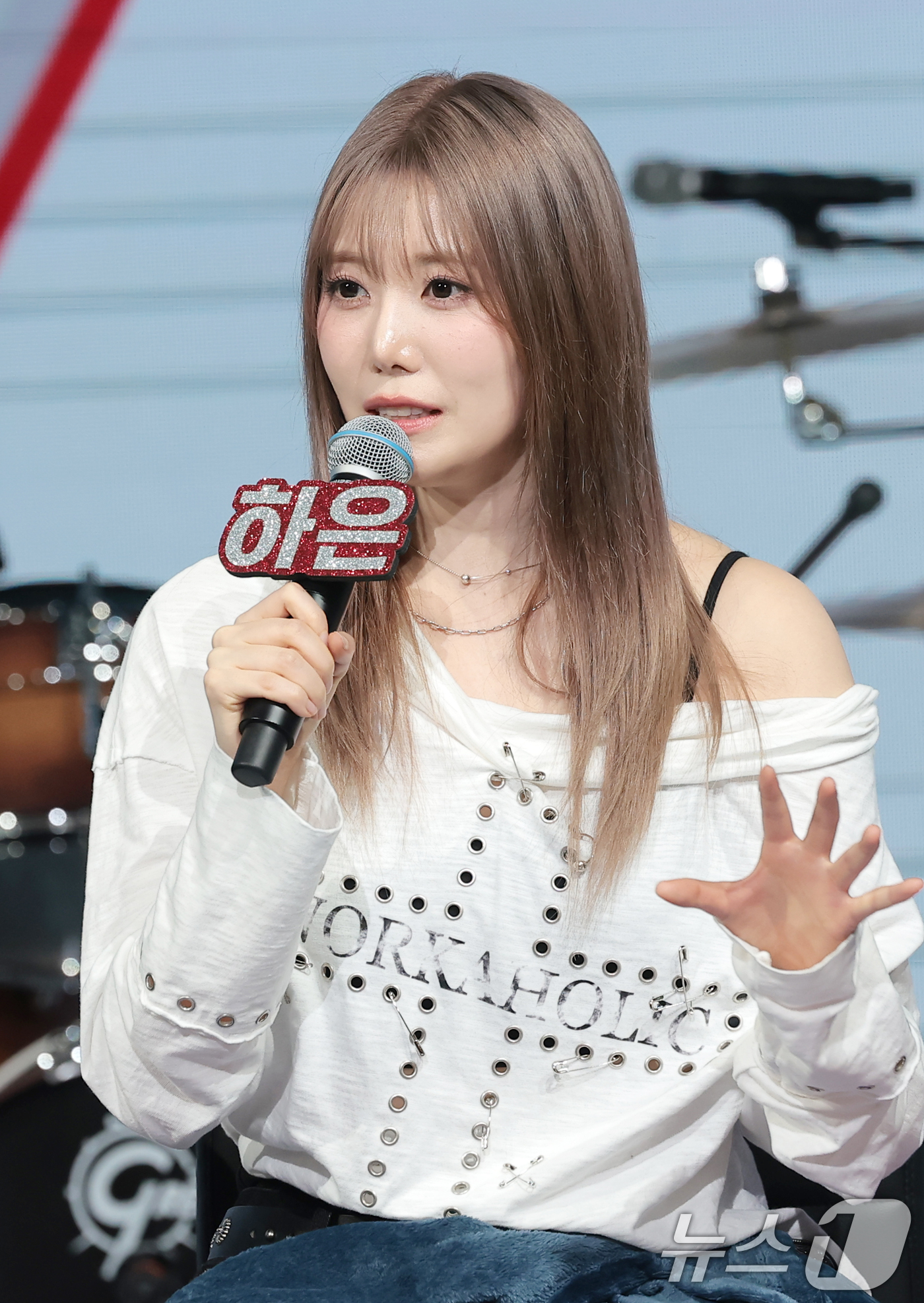 (서울=뉴스1) 권현진 기자 = 밴드 레이턴시 하은이 18일 오후 서울 마포구 상암 쇼킹케이팝센터에서 가진 데뷔 첫 앨범 '레이트 어클락'(LATE O'CLOCK) 쇼케이스에서 인 …