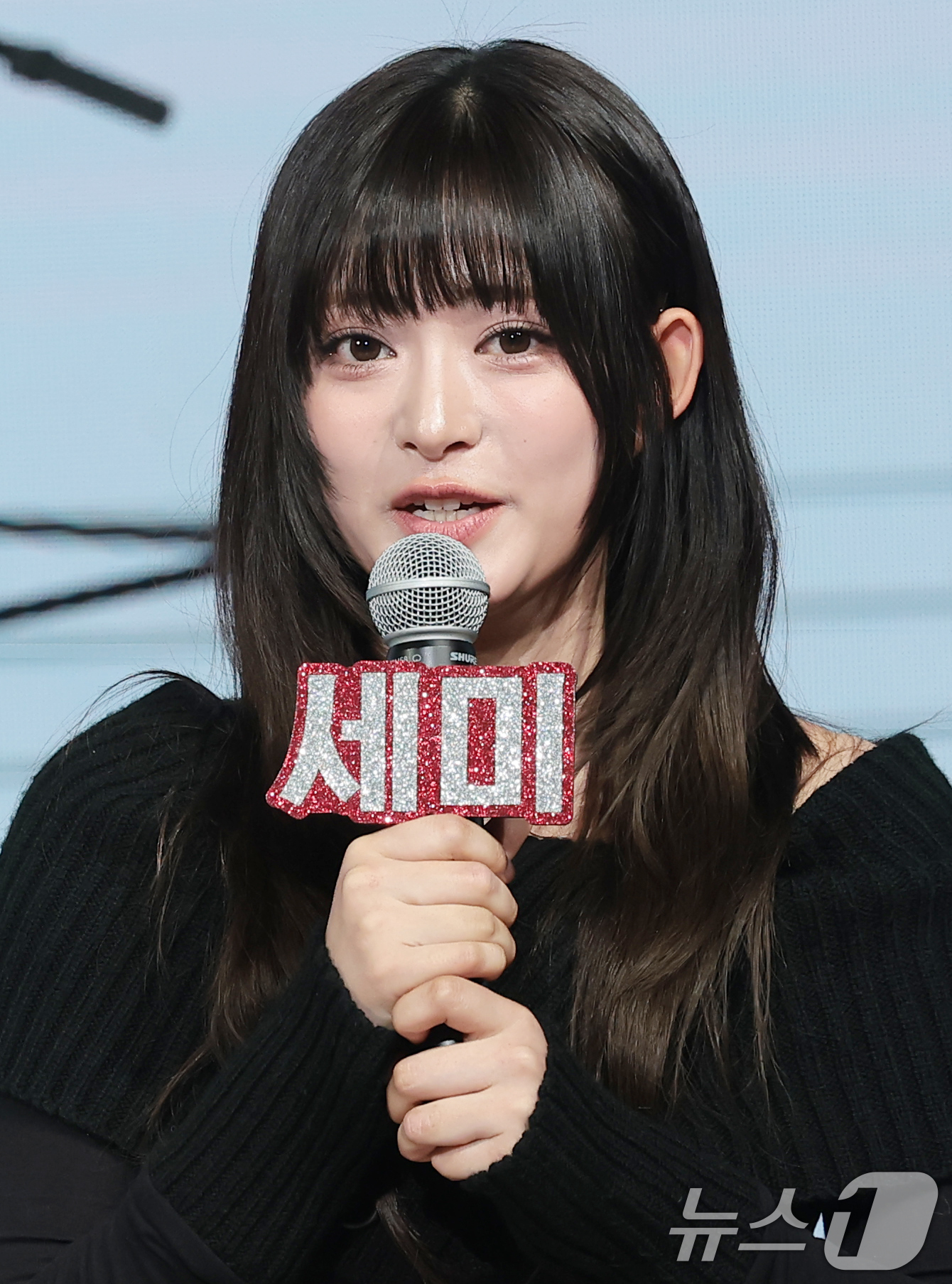 (서울=뉴스1) 권현진 기자 = 밴드 레이턴시 세미가 18일 오후 서울 마포구 상암 쇼킹케이팝센터에서 가진 데뷔 첫 앨범 '레이트 어클락'(LATE O'CLOCK) 쇼케이스에서 인 …