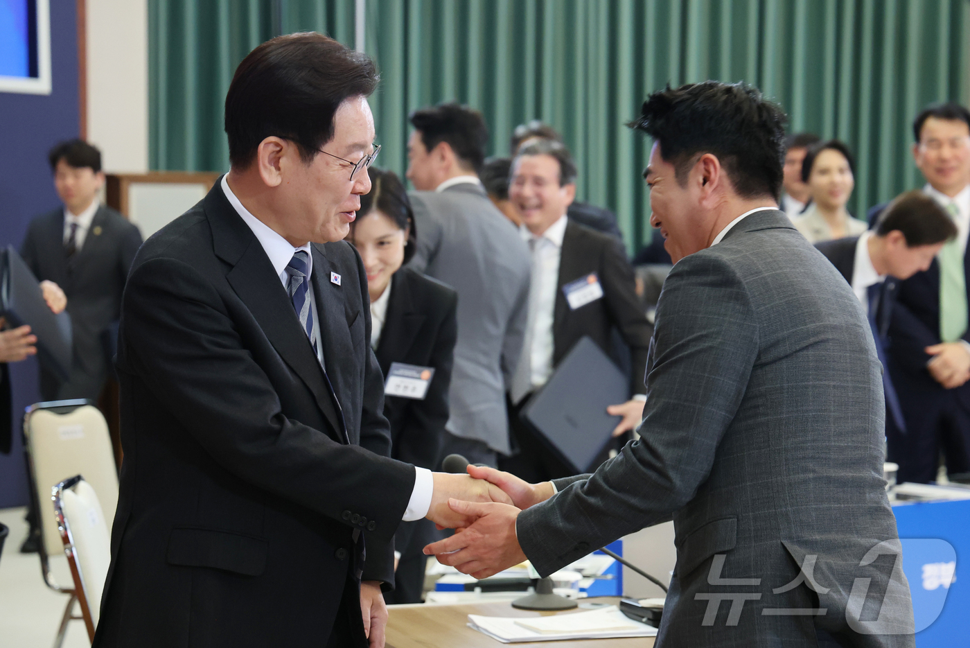 (서울=뉴스1) 이재명 기자 = 이재명 대통령이 18일 청와대에서 열린 자본시장 안정과 정상화 간담회에서 방송인 장동민과 악수를 하고 있다.  2026.3.18/뉴스1