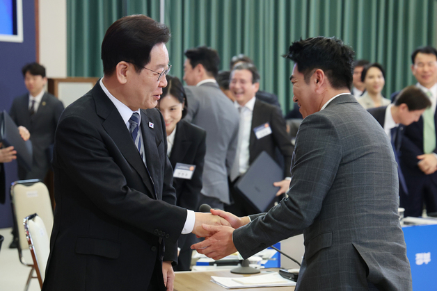 장동민과 악수하는 이재명 대통령