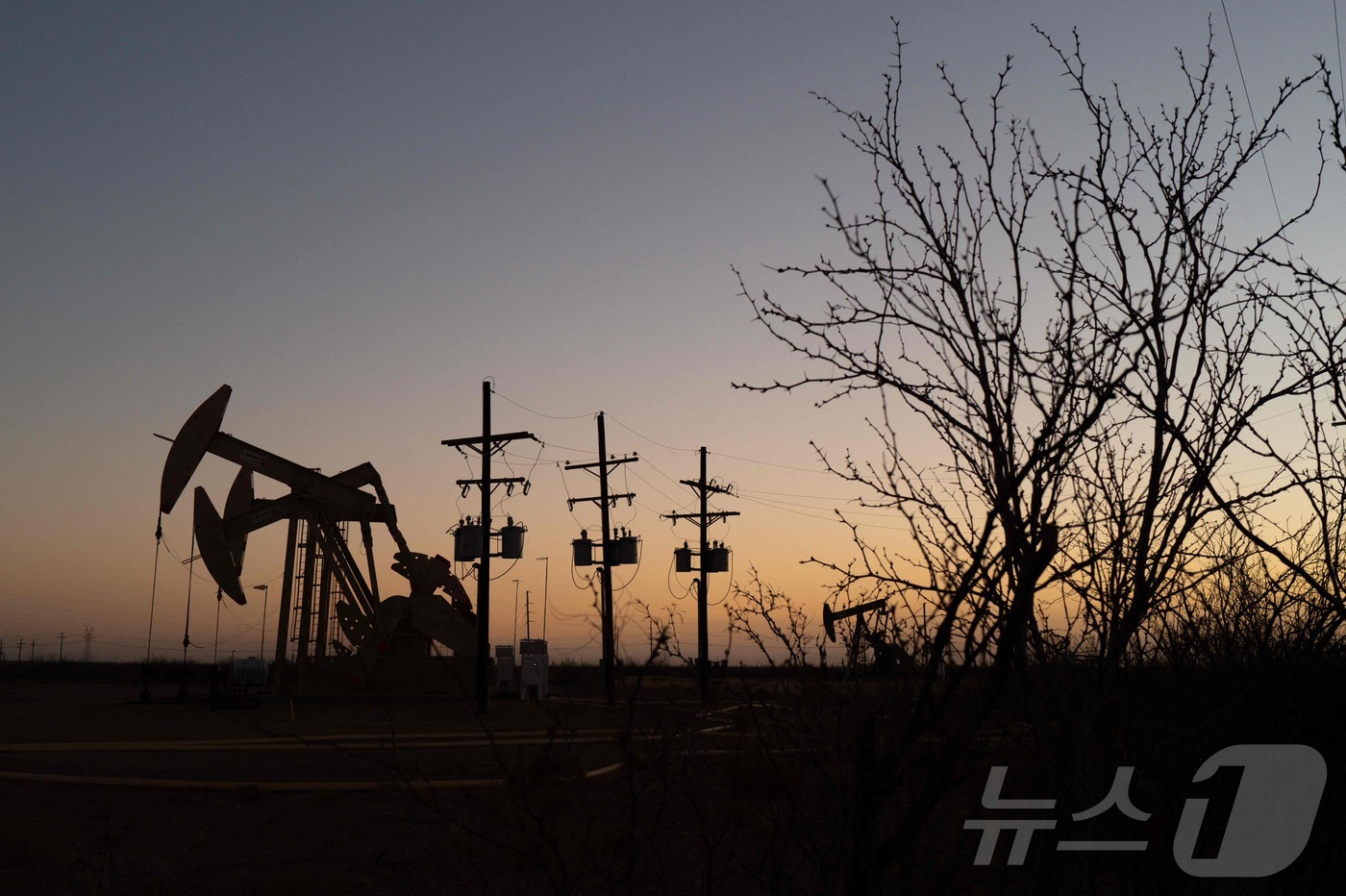 (파이오트 AFP=뉴스1) 권영미 기자 = 미국 텍사스의 석양 속 들판에 원유 펌프 시설이 보인다. 2026.03.17.ⓒ AFP=뉴스1