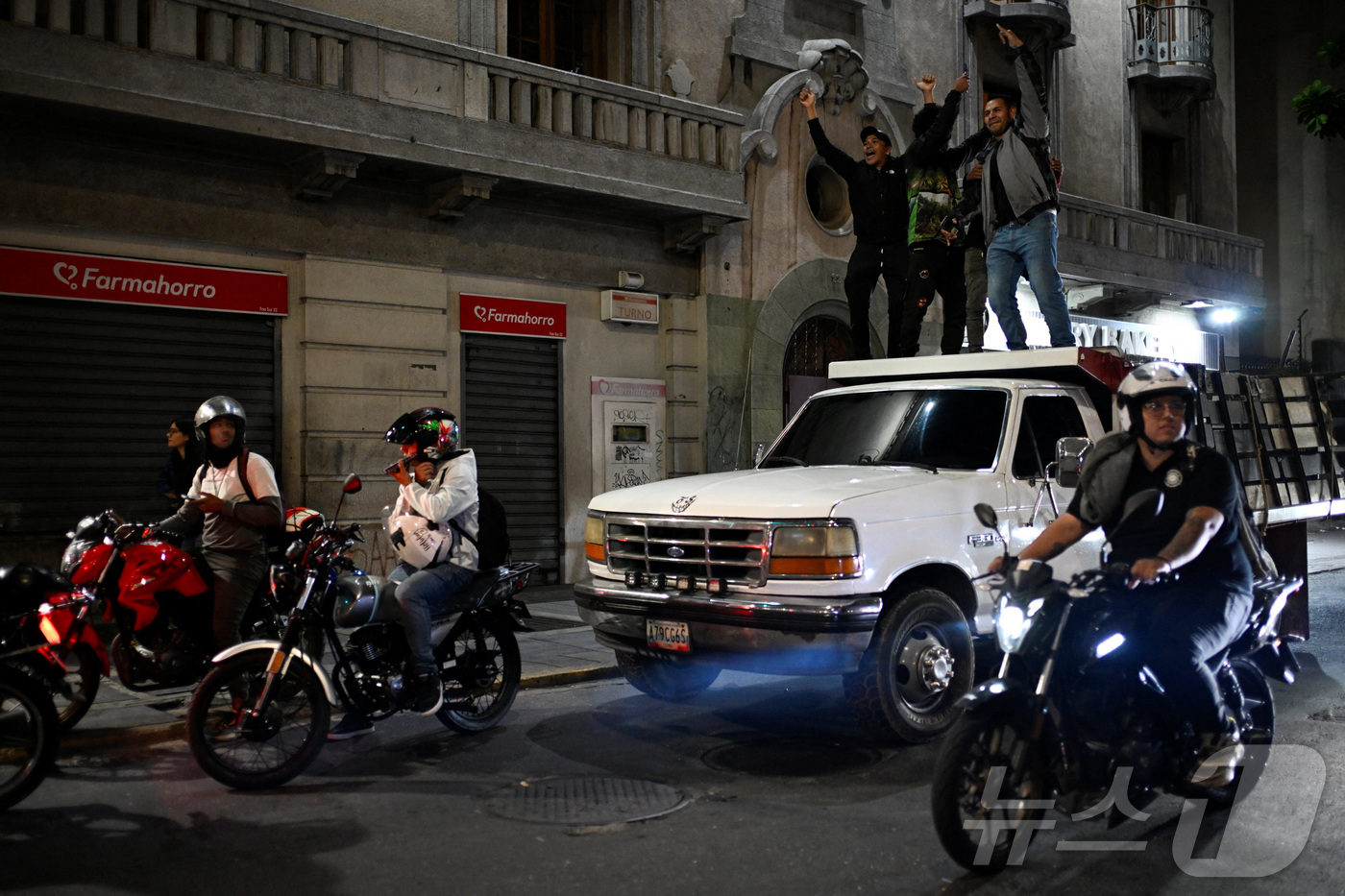 (카라카스 로이터=뉴스1) 권영미 기자 = 17일 베네수엘라 카라카스에서 사람들이 월드베이스볼클래식 결승전에서 미국을 꺾은 베네수엘라의 승리를 축하하고 있다. 2026.03.17. …