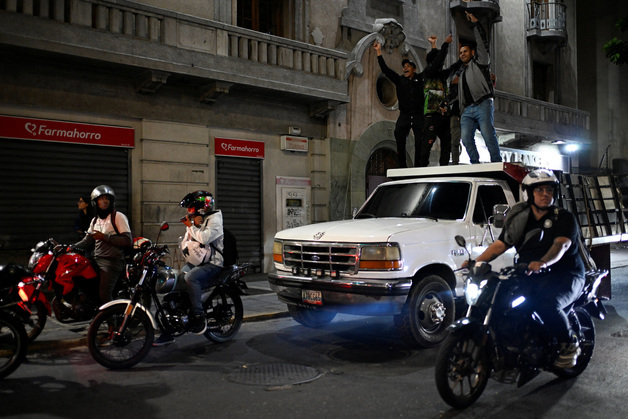 [포토] 미국 야구 꺾어 신난 베네수엘라 국민들