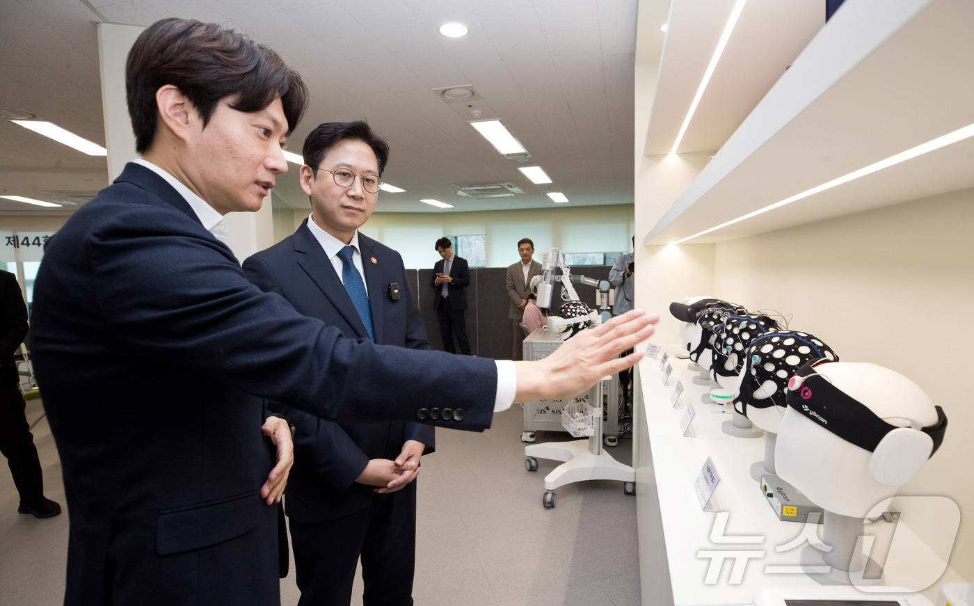 (서울=뉴스1) = 배경훈 부총리 겸 과학기술정보통신부 장관이 18일 오후 경기도 성남시 수정구 기업성장센터 와이브레인에서 열린 '제44차 생명공학종합정책심의회' 에 참석해 이기원 …