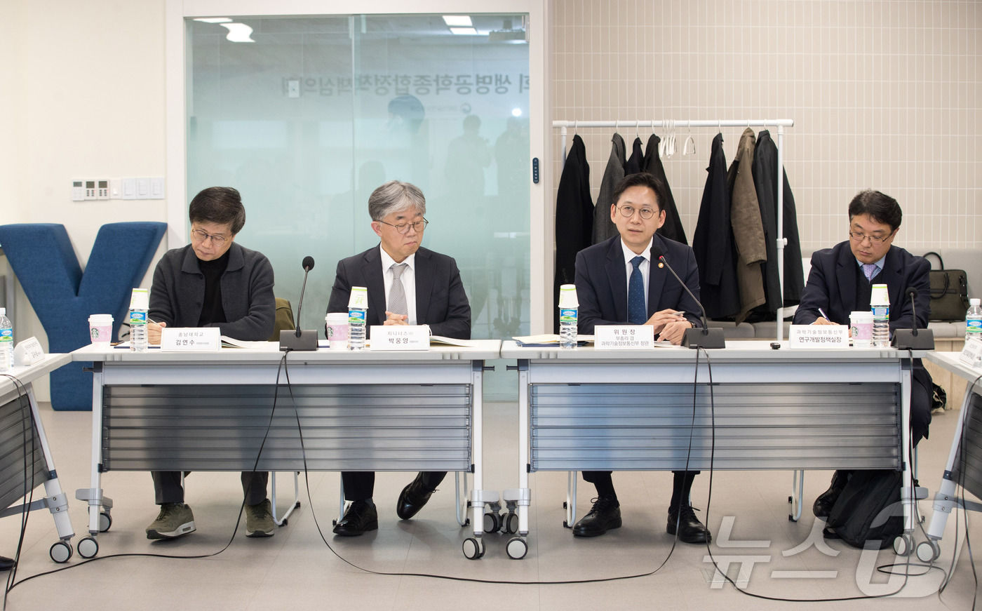 (서울=뉴스1) = 배경훈 부총리 겸 과학기술정보통신부 장관이 18일 오후 경기도 성남시 수정구 기업성장센터 와이브레인에서 열린 '제44차 생명공학종합정책심의회'를 주재하고 있다. …