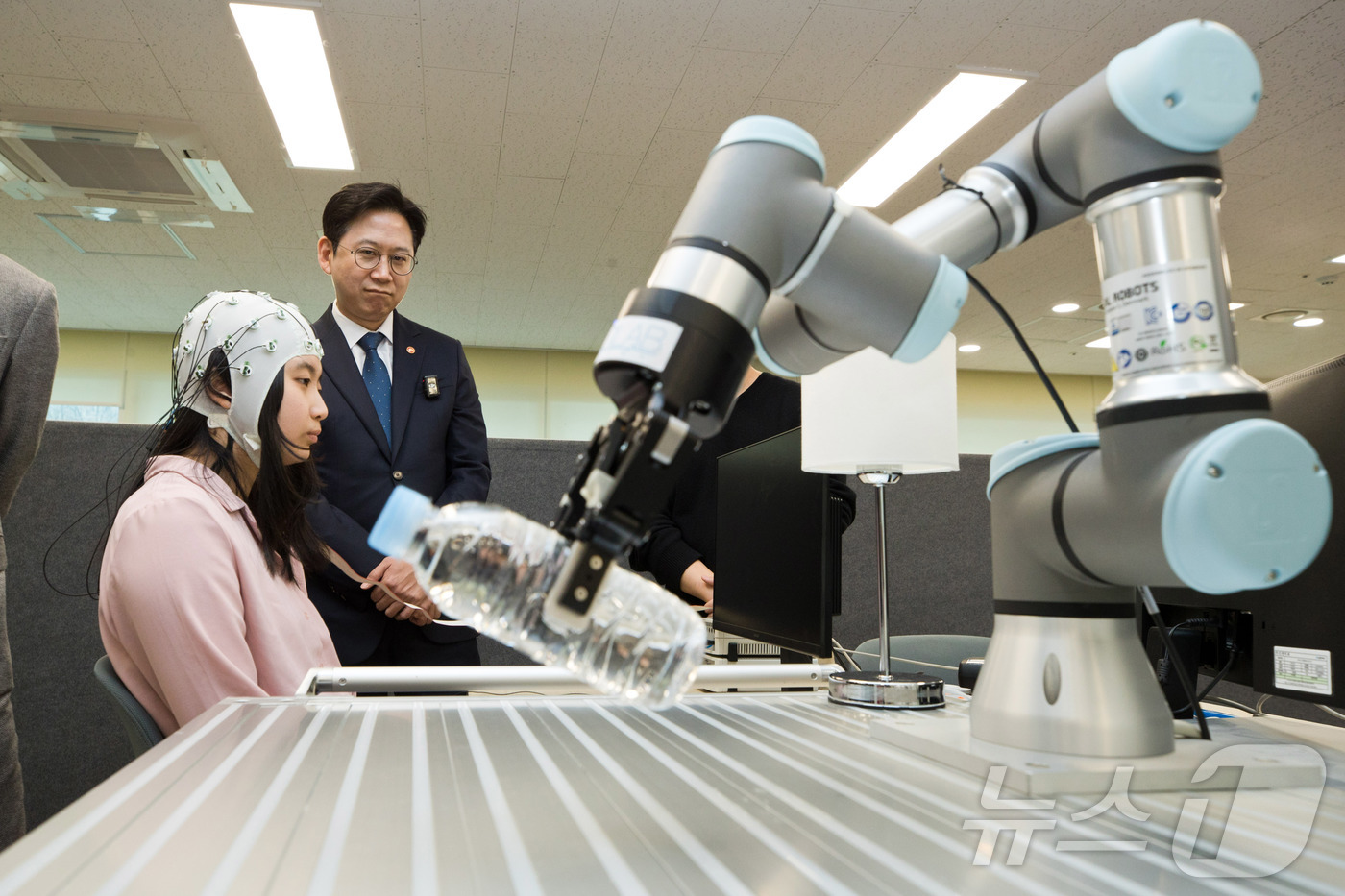 (서울=뉴스1) = 배경훈 부총리 겸 과학기술정보통신부 장관이 18일 오후 경기도 성남시 수정구 기업성장센터 와이브레인에서 열린 '제44차 생명공학종합정책심의회' 에 참석해 BCI …