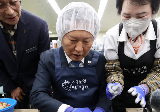 정청래 '딸기 선별합니다'