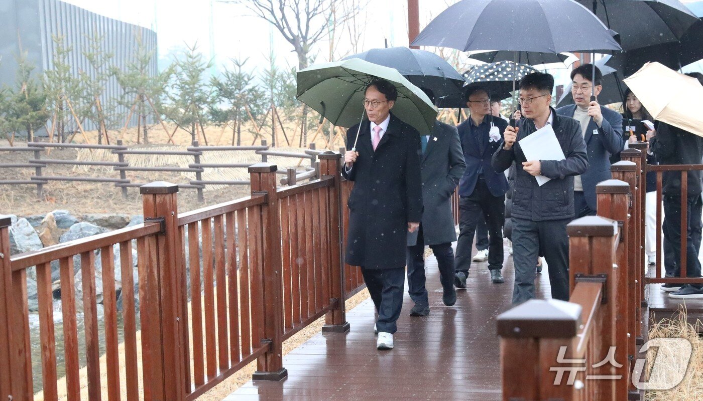 본문 이미지 - 이승환 청장(가운데)이 경기 양평군에 조성된 '수풀로 대심리'를 돌아보고 있는 모습.(한강청 제공)