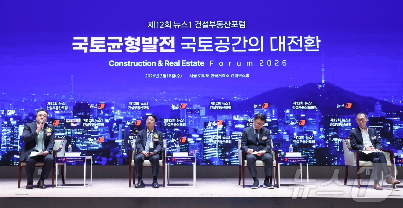 (서울=뉴스1) 안은나 기자 = 박창규 중앙대학교 건설대학원 교수가 18일 오후 서울 여의도 한국거래소에서 열린 제12회 뉴스1 건설부동산포럼에 참석해 특별대담을 좌장을 맡고 있다 …