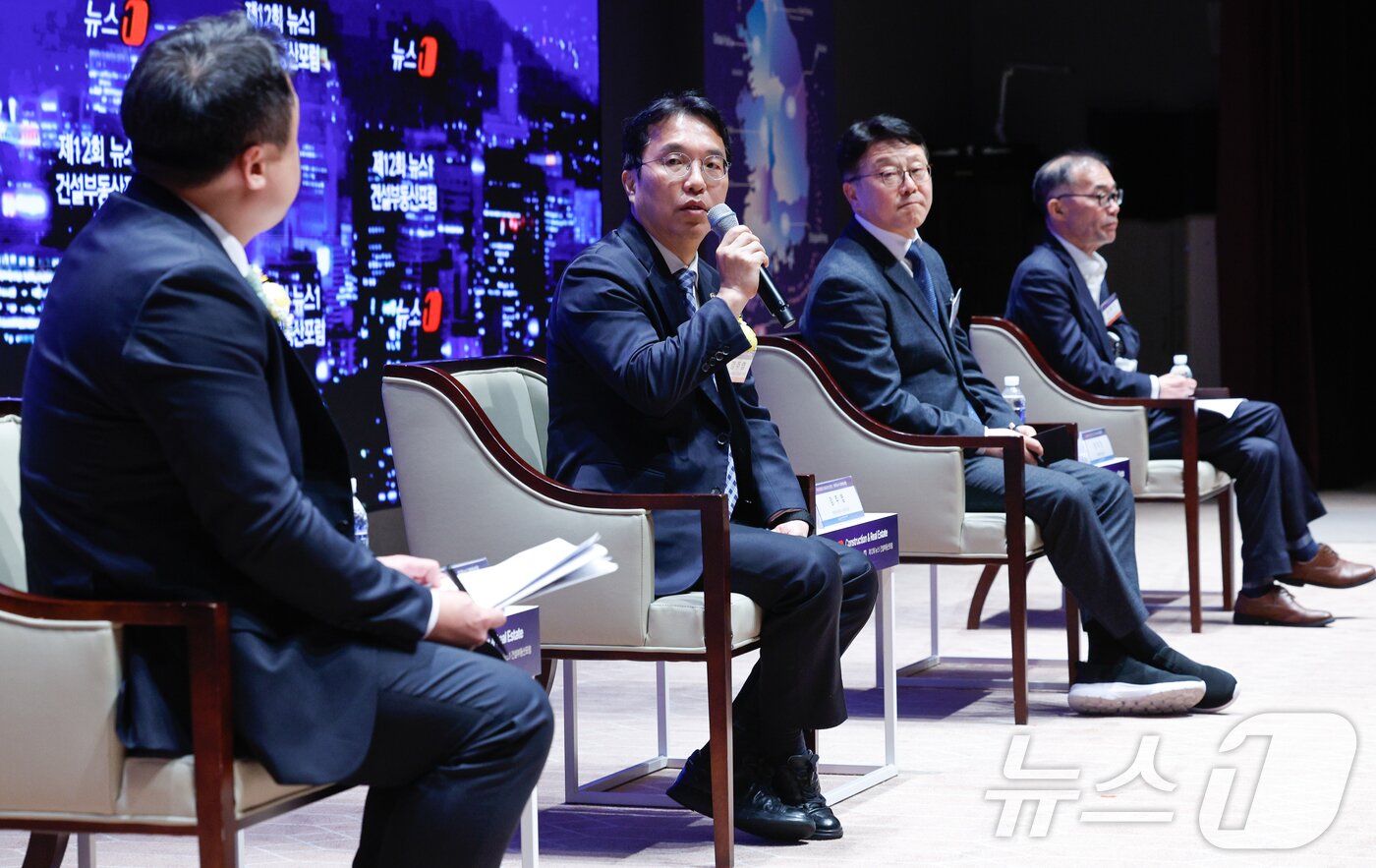본문 이미지 - 강주엽 행정중심복합도시건설청장, 정의경 국토교통부 국토도시실장, 조판기 국토연구원 경영부원장이 18일 오후 서울 여의도 한국거래소에서 열린 제12회 뉴스1 건설부동산포럼에 참석해 박창규 중앙대학교 건설대학원 교수 사회로 특별대담을 하고 있다. 2026.3.18 ⓒ 뉴스1 안은나 기자