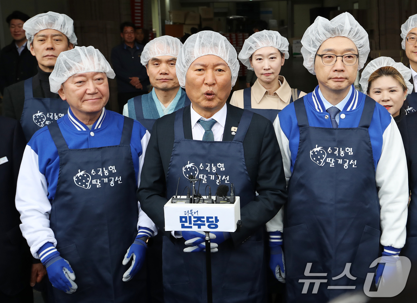 (진주=뉴스1) 윤일지 기자 = 정청래 더불어민주당 대표가 18일 오후 경남 진주 수곡면농산물유통센터를 딸기 선별장을 찾아 딸기 선별 체험을 한 뒤 취재진 질문에 답하고 있다. 2 …