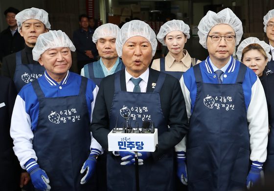 취재진 질문 답하는 정청래