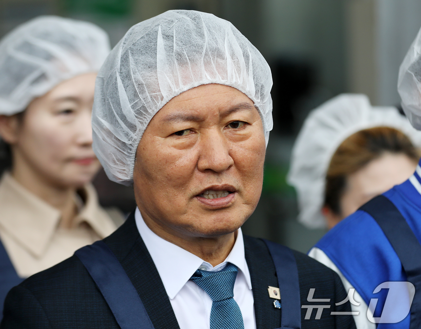 (진주=뉴스1) 윤일지 기자 = 정청래 더불어민주당 대표가 18일 오후 경남 진주 수곡면농산물유통센터를 딸기 선별장을 찾아 딸기 선별 체험을 한 뒤 취재진 질문에 답하고 있다. 2 …