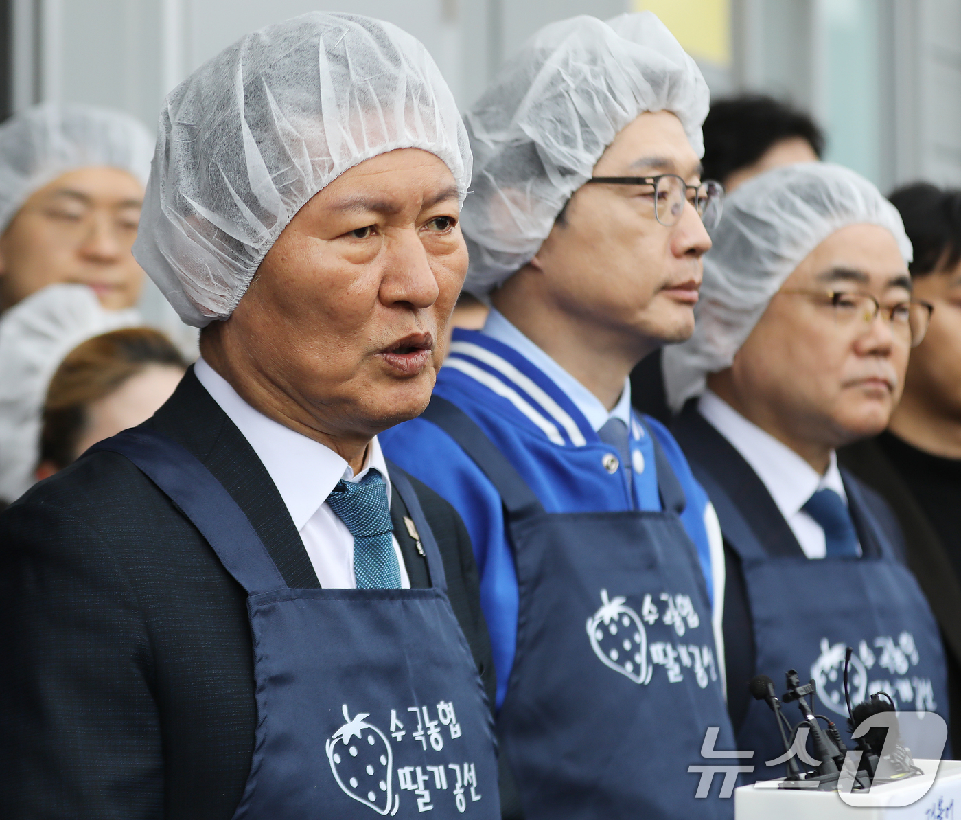 (진주=뉴스1) 윤일지 기자 = 정청래 더불어민주당 대표가 18일 오후 경남 진주 수곡면농산물유통센터를 딸기 선별장을 찾아 딸기 선별 체험을 한 뒤 취재진 질문에 답하고 있다. 2 …